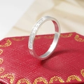 Makroaufnahme eines Silberrings mit Kanalfassung und Diamanten in einer Schmuckbox - US 5 / Silber