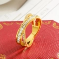 Eleganter vergoldeter Überkreuz-Ring mit Zirkonia-Mikropflaster auf roter Schmuckschatulle - US 6 / Gold
