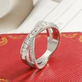 Silberner überkreuzter Ring mit CNC-Zirkonia auf luxuriösem rotem Hintergrund - US 6 / Silber
