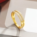 Nahaufnahme des doppelten Gold-Titanstahl-Rings mit parallel eingelegtem Zirkonia-Detail - US 5 / Gold (J203)