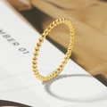 Vista macro laterale di un anello a palline placcato oro 18 carati dal design minimal - US 5 / Oro
