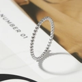 Vista macro di un anello a sfere minimalista in acciaio argento lucido con dettagli - US 5 / Argento
