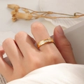 Detail eines 18K vergoldeten Ringes mit Diamanten an der Hand, Lifestyle-Aufnahme - US 5 / Gold