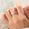 Detailansicht eines silbernen Rings mit Kanalfassung und runden Zirkonia an der Hand - US 5 / Silber