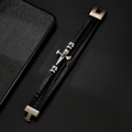 Bracciale multistrato in pelle nera da uomo con ciondolo a croce e teschio d'argento - Stile Nero (PH1670H)