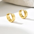 Goldene klobige Creolen mit Vintage-Hammerschlag-Textur und poliertem Finish - Durchmesser 12mm / Gold