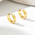 Strukturiert vergoldete Creolen aus Edelstahl mit Hammerschlag-Finish und Schnappverschluss - Durchmesser 14mm / Gold