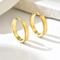Goldene Creolen aus Edelstahl mit Hammerschlag-Textur und modernem minimalistischem Finish - Durchmesser 24mm / Gold