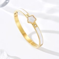 Bracelet trèfle doré avec incrustation d'émail blanc et détail de fleur en zircon brillant - Blanc (GH1159A)
