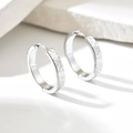 Silberne Creolen mit Hammerschlag-Textur und minimalistischem Crushed-Ice-Muster für Unisex - Durchmesser 24mm / Silber