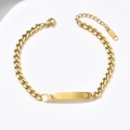 Poliertes goldfarbenes Edelstahl-Gliederarmband mit rechteckiger Gravurplatte und kleinen Herz-Strasssteinen - Gold Stil (GS1794J)