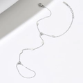 Bracciale ad anello argento con paillette ovali e zirconi su sfondo bianco pulito - Argento