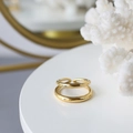 Minimalistische dubbellaagse gouden roestvrijstalen ring op een witte decoratieve voet - Maat 6 / Dubbellaagse Open Stijl (Model 2)