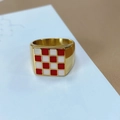 Κοντινό πλάνο χρυσού δαχτυλιδιού με σμάλτο σε κόκκινο και λευκό καρό σχέδιο - US 6 / Χρυσό Τετράγωνο Κόκκινο Λευκό