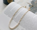 Détail du collier chaîne trombone et perles d'eau douce sur un livre vintage - Bracelet Plaqué Or 18K / 19cm