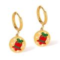 Boucles d'oreilles créoles de Noël avec cloche rouge et nœud vert en émail doré - Christmas Bell Style (GE1026)