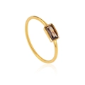 Detailopname van de vergulde titanium ring met bruine rechthoekige zirkoon in bezelzetting - US 6 / Donkerbruine Strass