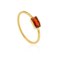 Detail van een gouden ring met een rechthoekige oranje zirkoon in een kastzetting - US 6 / Rode Strass