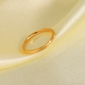 Primer plano del anillo minimalista pulido chapado en oro de 18K sobre seda amarilla - US 5 / Fino (2mm) / Dorado