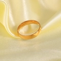 Anillo de banda redonda minimalista chapado en oro de 18K con acabado pulido espejo - US 5 / Medio (4mm) / Dorado