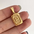 Ορθογώνιο μενταγιόν 18K χρυσό με ανάγλυφο γράμμα P και ακτινωτό σχέδιο ήλιου - Γράμμα P