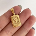 Γυαλισμένο τετράγωνο μενταγιόν χρυσού 18K με γράμμα Y σε ανδρικό χέρι για επίδειξη - Γράμμα Y
