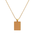 Detailaufnahme der goldenen quadratischen Anhänger-Halskette mit BREATHE-Gravur und Kugelkette - 18K-Gold / Gold-BREATHE