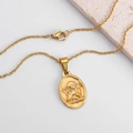 Klassische goldene Edelstahlkette mit ovalem Engelsrelief-Anhänger an einer feinen Kette - 18K-Gold / Gold Oval