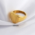 Γυαλισμένο χρυσό δαχτυλίδι καρδιά από ανοξείδωτο ατσάλι με γεωμετρικό σχέδιο 16mm σε σατέν - US 6 / Χρυσό 16mm