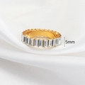 Anillo de eternidad de 5mm en acero de titanio dorado con cristales talla baguette - US 6 / Dorado
