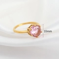 Détail d'un cristal rose rond de 10 mm sur une bague en acier doré 18 carats - US 6 / Or
