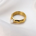 Gouden roestvrijstalen ring met gehamerde textuur en een witte zoetwaterparel voor dames - US 6 / Goud