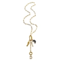 Detail van gouden paperclip ketting met parel, vis en hanger met diamantletter D - Letter D Ketting