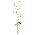 Detail van gouden paperclip ketting met vis, maan en strass letter H hangers - Letter H Ketting