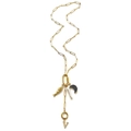 Detail van paperclip ketting met vis, halve maan en met diamant ingelegde V-hangers - Letter V Ketting