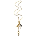 Gouden paperclip ketting met bedeltjes zoals vis, parel en een schitterende letter F - Letter F Ketting