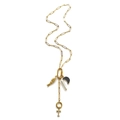 Gouden paperclip ketting met vis- en parelhangers en een kristallen letter T hanger - Letter T Ketting