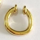Minimalistische goldene Ohrklemme mit polierter Oberfläche und offenem geometrischem Design - Klein / Gold