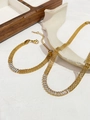 Detalle del conjunto de collar y pulsera de malla dorada con circonitas baguette - Pulsera Blanca