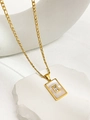 Macro-opname van de gouden vierkante hanger met parelmoer en zirkonia op een stenen basis - Wit