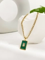 Detail van de gouden ketting met vierkante malachiet hanger en witte zirkonia edelsteen - Groen