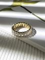 Makroaufnahme Goldring mit Zirkonia im Smaragdschliff und natürlichem Blätterschatten - US 6 / Gold Weiß