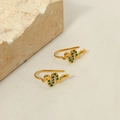 Macro detail van 18K vergulde slangen oorbellen met groene zirkoon op een steen - Groene Zirkonia Stijl (SE22121705GN)