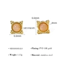 Detailopname van vierkante 18k gouden oorbellen met 4mm stenen en afmetingen - Lichtoranje (SE010103-LO)