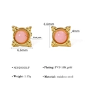 Macro detail van vierkante PVD 18K goud vergulde rvs oorknopjes met roze jade steen - Roze (SE010103-P)