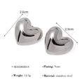 Detail van zilveren hartoorbellen met afmetingen 2,6 cm en 2,9 cm in roestvrij staal - Zilveren Stijl (SE010030-S)