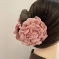 Dettaglio di un fermaglio per capelli con fiore in tessuto rosa cipria su uno chignon - Grande / Rosa Radice di Loto Fiore Grande
