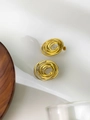 Detailaufnahme goldener Spiralohrringe in mehrlagigen konzentrischen Kreisen - Gold