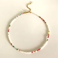 Collar de cuentas acrílicas de colores y piedras blancas con cierre de acero dorado - Cadena de Cuentas Blanca