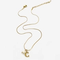 Collana in acciaio dorato con ciondolo a lettera C e perla bianca a forma di goccia - Collana Lettera C